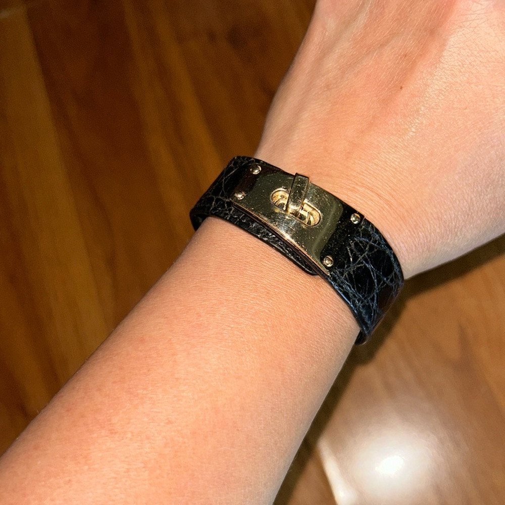 Authentic Gucci Leather Bracelet with Twist Lock Buckle